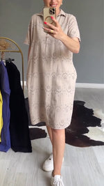 Încarcă imaginea în vizualizatorul Galerie, Rochie din dantelă cu ochiuri din bumbac pur
