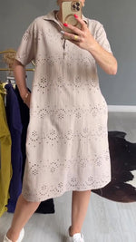 Încarcă imaginea în vizualizatorul Galerie, Rochie din dantelă cu ochiuri din bumbac pur
