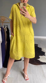 Încarcă imaginea în vizualizatorul Galerie, Rochie din dantelă cu ochiuri din bumbac pur
