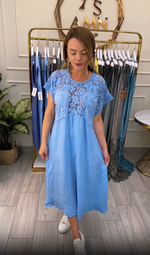 Încarcă imaginea în vizualizatorul Galerie, Rochie din dantelă, bumbac și in, model patchwork
