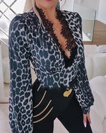 Încarcă imaginea în vizualizatorul Galerie, Top cu imprimeu leopard și decolteu în V din dantelă
