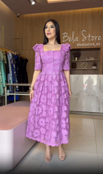 Încarcă imaginea în vizualizatorul Galerie, Rochie elegantă și modernă din dantelă, cu decolteu pătrat
