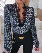 Încarcă imaginea în vizualizatorul Galerie, Top cu imprimeu leopard și decolteu în V din dantelă
