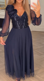 Încarcă imaginea în vizualizatorul Galerie, O rochie cu mâneci din dantelă, paiete și aplicații florale.
