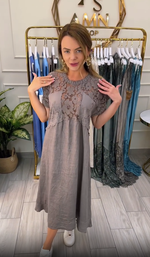 Încarcă imaginea în vizualizatorul Galerie, Rochie din dantelă, bumbac și in, model patchwork
