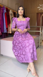 Încarcă imaginea în vizualizatorul Galerie, Rochie elegantă și modernă din dantelă, cu decolteu pătrat
