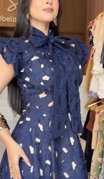 Încarcă imaginea în vizualizatorul Galerie, Rochie mare din dantelă cu papion

