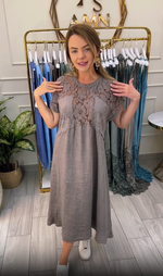 Încarcă imaginea în vizualizatorul Galerie, Rochie din dantelă, bumbac și in, model patchwork
