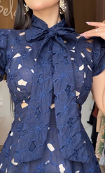 Încarcă imaginea în vizualizatorul Galerie, Rochie mare din dantelă cu papion
