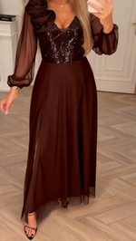 Încarcă imaginea în vizualizatorul Galerie, O rochie cu mâneci din dantelă, paiete și aplicații florale.
