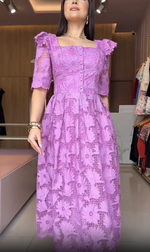 Încarcă imaginea în vizualizatorul Galerie, Rochie elegantă și modernă din dantelă, cu decolteu pătrat
