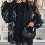 Încarcă imaginea în vizualizatorul Galerie, Rochie mini din dantelă cu papion
