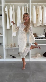 Încarcă imaginea în vizualizatorul Galerie, Rochie mulată cu mâneci în formă de floare și dantelă
