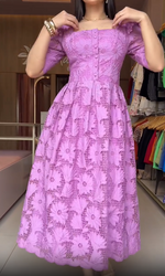 Încarcă imaginea în vizualizatorul Galerie, Rochie elegantă și modernă din dantelă, cu decolteu pătrat
