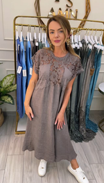 Încarcă imaginea în vizualizatorul Galerie, Rochie din dantelă, bumbac și in, model patchwork
