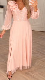 Încarcă imaginea în vizualizatorul Galerie, O rochie cu mâneci din dantelă, paiete și aplicații florale.
