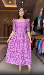 Încarcă imaginea în vizualizatorul Galerie, Rochie elegantă și modernă din dantelă, cu decolteu pătrat
