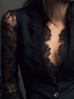 Încarcă imaginea în vizualizatorul Galerie, Top slim fit din dantelă cu straturi false și detalii de vestă
