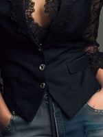 Încarcă imaginea în vizualizatorul Galerie, Top slim fit din dantelă cu straturi false și detalii de vestă
