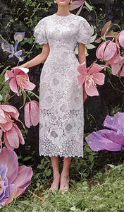 Rochie midi albă în linie A cu decolteu din dantelă