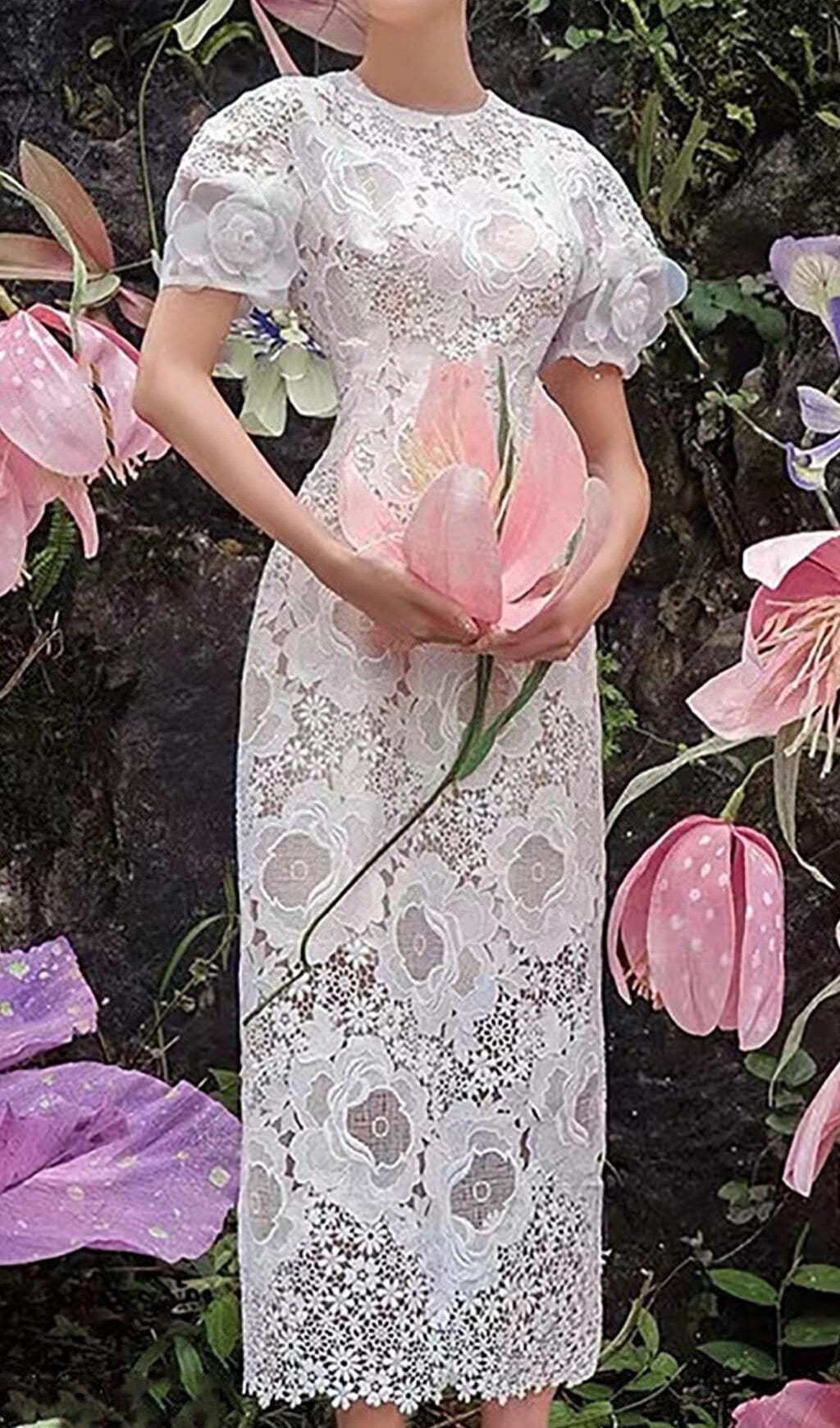 Rochie midi albă în linie A cu decolteu din dantelă