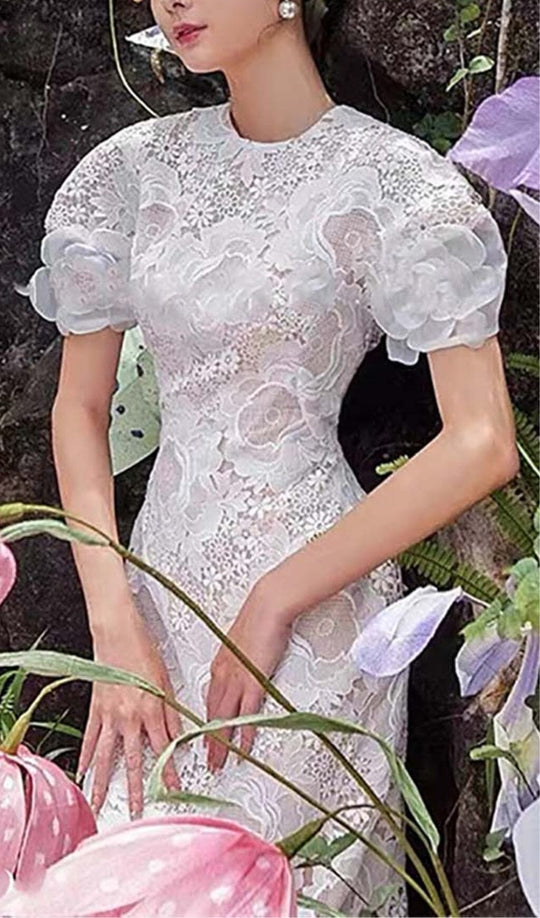 Rochie midi albă în linie A cu decolteu din dantelă