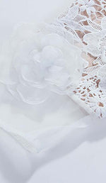 Încarcă imaginea în vizualizatorul Galerie, Rochie midi albă în linie A cu decolteu din dantelă
