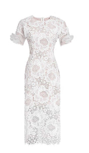 Rochie midi albă în linie A cu decolteu din dantelă