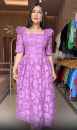 Încarcă imaginea în vizualizatorul Galerie, Rochie elegantă și modernă din dantelă, cu decolteu pătrat
