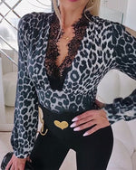 Încarcă imaginea în vizualizatorul Galerie, Top cu imprimeu leopard și decolteu în V din dantelă
