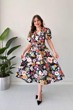 Încarcă imaginea în vizualizatorul Galerie, Rochie cu curea și buchet
