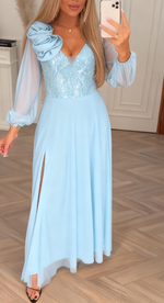 Încarcă imaginea în vizualizatorul Galerie, O rochie cu mâneci din dantelă, paiete și aplicații florale.
