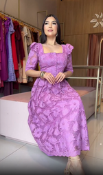 Încarcă imaginea în vizualizatorul Galerie, Rochie elegantă și modernă din dantelă, cu decolteu pătrat

