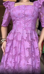 Încarcă imaginea în vizualizatorul Galerie, Rochie elegantă și modernă din dantelă, cu decolteu pătrat
