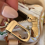 Încarcă imaginea în vizualizatorul Galerie, Geantă crossbody Nano Speedy albă cu inscripții colorate Murakami
