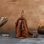 Încarcă imaginea în vizualizatorul Galerie, Geantă crossbody mică pătrată cu lacăt vintage în relief
