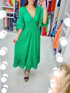 Rochie midi cu broderie englezească și mâneci strânse