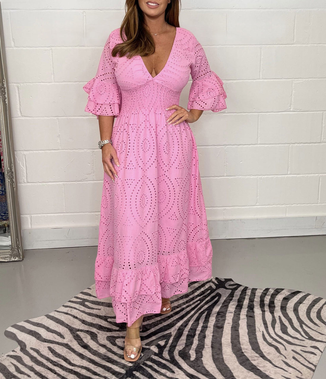 Rochie midi cu broderie englezească și mâneci strânse