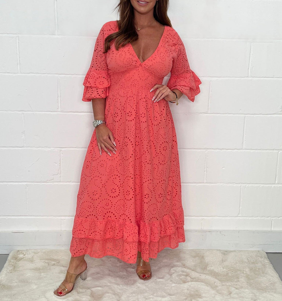 Rochie midi cu broderie englezească și mâneci strânse