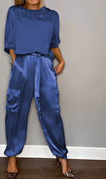 Încarcă imaginea în vizualizatorul Galerie, Set 2 piese pentru femei, top cu jumătate de mânecă și pantaloni, din mătase 100%
