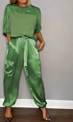 Încarcă imaginea în vizualizatorul Galerie, Set 2 piese pentru femei, top cu jumătate de mânecă și pantaloni, din mătase 100%
